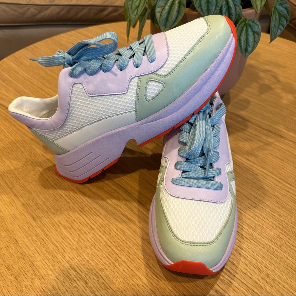 Stuart Weitzman Willow Runner in Leather and Mesh